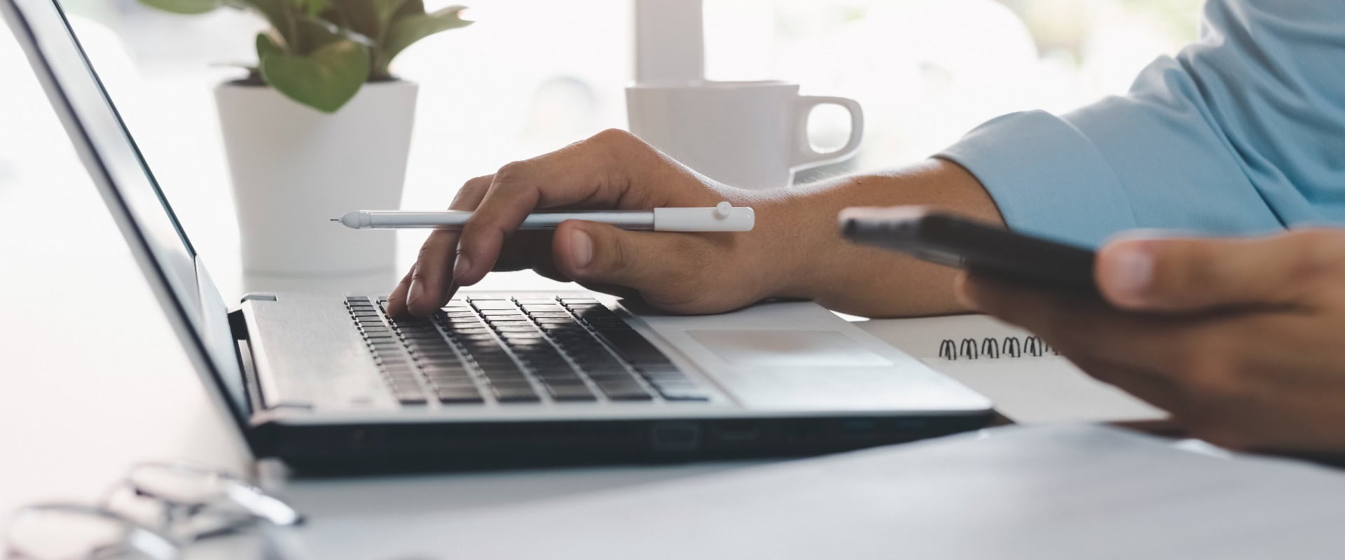 Arbeiten mit dem Mobiltelefon Tippen Computer Mobile Chat Laptop Conta
